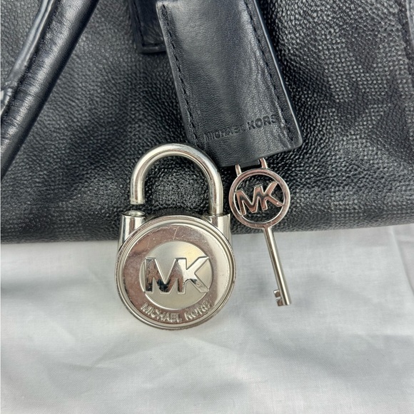 Michael Kors Hamilton Signature MK
Black Shoulder bag Handbag Saffiano
Leather - Picture 14 of 15